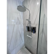 Душевая стойка Gappo G2403-48 с термостатом, белый хром Душевая стойка Gappo G2403-48 с термостатом, белый хром